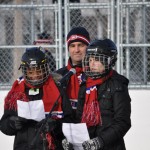 Deux jeunes invités présentent la patinoire aux côtés de Geoff Molson, le président du Canadien | Photo: Bruno-Olivier Bureau