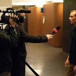Kyle, un admirateur de Magnotta interviewé par des journalistes. | Photo: Michaël Monnier