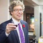 M. Copeman, Maire élu de CDN/NDG, fête sa victoire en se servant un petit verre de vin, le 3 novembre. | Photo : Michael Monnier