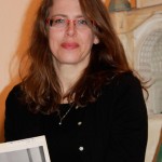 Chantal Turbide, conservatrice du musée, avec une photo de l’architecte du dôme de l’oratoire Saint-Joseph.